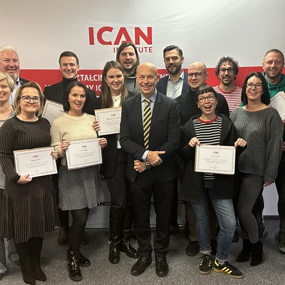 Absolwenci ICAN Strategic Sales Leadership z certyfikatami